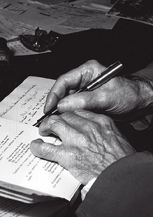 Las manos del escritor. (Foto: EL MUNDO)