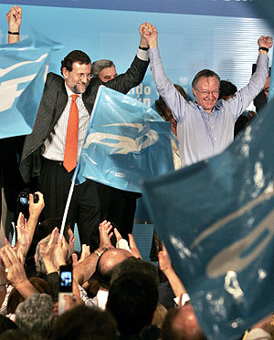 Rajoy junto a Piqu en el acto de fin de campaa del PPC. (Foto: EFE)