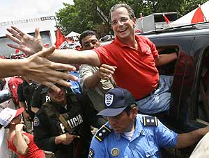 Montealegre saluda a sus seguidores. (Foto: AP)