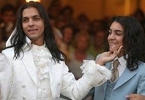 'Farruquito' (izda.), con su hermano, el da de su boda. (Foto: Fernando Ruso)
