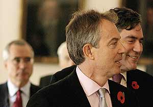 Tony Blair, junto a Gordon Brown y Nicholas Stern. (Foto: Reuters)