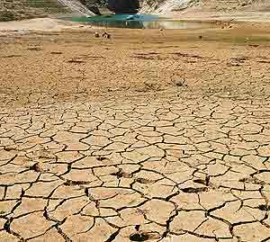 Засуха пришла. Засуха. Земля после засухи. Картина засуха. Засуха и ее причины.