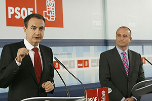 Zapatero y Sebastián en la rueda de prensa sin preguntas de la semana pasada. (Foto: EFE)