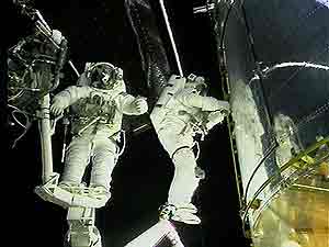 Dos astronautas reparando el 'Hubble' en 1999. (Foto: AP)