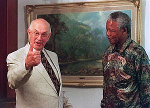 Mandela, junto a Botha, en 1995. (Foto: AP)