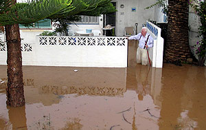 Una casa de Santa Cruz de Tenerife, afectada por la tromba de agua. (Foto: EFE)