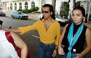 'Farruquito' camina junto a su esposa, Rosario Alcntara, por La Habana. (Foto: EFE)