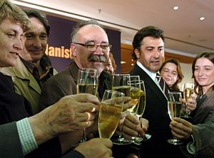 Carod y Puigcercs brindan con simpatizantes. (Foto: Efe)