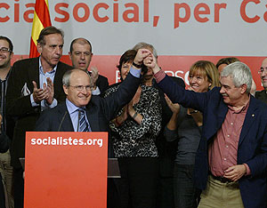 Maragall levanta el brazo de Montilla, entre aplausos de los simpatizantes. (Foto: AFP)
