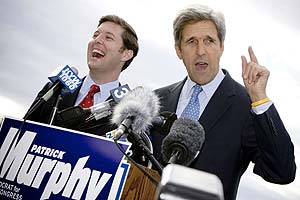 John Kerry y el candidato demcrata al Congreso Patrick Murphy, durante un acto en Pennsylvania. (Foto: AFP)
