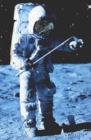 Alan Shepard, jugando al golf en la Luna en 1971. (Foto: NASA)