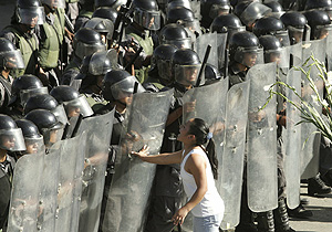 Una mujer enfrente de los policías en Oaxaca. (Foto: REUTERS)