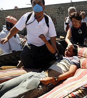 Un protestante herido es atendido por un equipo sanitario. (Foto: REUTERS)