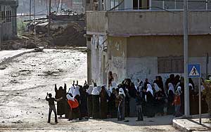 Manifestación de mujeres en Beit Hanun, con un tanque israelí al fondo. (Foto: AFP)
