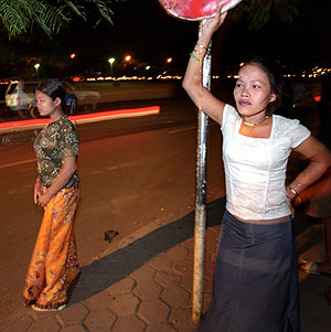Prostitutas camboyanas en una calle de Phnon Penh. (Foto: AP)