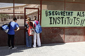 Alumnos del instituto en el que se produjo la agresin, frente a sus puertas. (Foto: EFE)