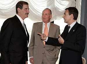 El Rey y el jefe del Ejecutivo conversan con el presidente de México. (Foto: EFE)