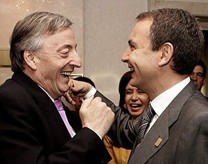 Zapatero bromea con Kirchner. (Foto: EFE)