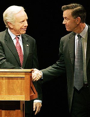 Joe Lieberman y Ned Lamont se saludan antes de un debate en Hartford, Connecticut. (Foto: AP)