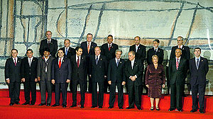 Los presidentes posan para la foto de familia final. (Foto: EFE)