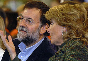 Rajoy y Aguirre, durante el mitin en Alcal de Henares. (Foto: EFE)