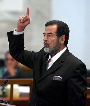 El dictador protesta durante el juicio. (Foto: EFE)