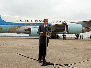 Bush ha dado la rueda de prensa en el aeropuerto de Waco, texas. (Foto: AP)