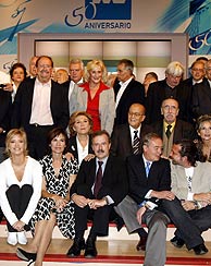 Miembros de TVE, en el 50 aniversario. (Foto: EFE)