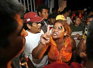Una mujer grita a un oficial electoral que le impidió depositar su voto tras el cierre de la junta receptora. (Foto: AP)