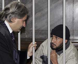 Rabei Osman El Sayed conversa con su abogado, Luca D'Auria. (Foto: REUTERS)