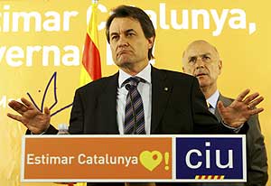 Artur Mas (delante) y Josep Antoni Duran Lleida, en Barcelona. (Foto: REUTERS)