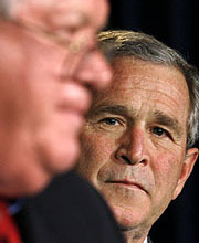El líder de la Cámara Baja y Bush. (Foto: REUTERS)