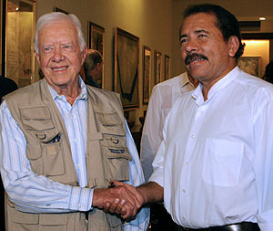 Daniel Ortega, junto al ex presidente de EEUU Jimmy Carter, en Managua. (Foto: AFP)