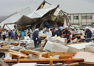 Los equipos de rescate buscan desaparecidos entre los escombros. (Foto: AP)