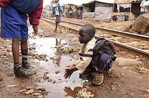 Un nio se lava las manos en un charco de camino al colegio en Kenia. (Foto: AP)