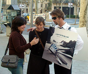 Jamiroquai junto a dos fans en las calles de Barcelona.