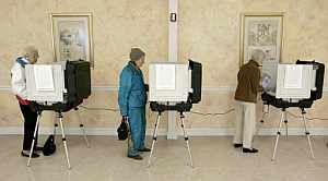 Tres mujeres votan con mquinas en una residencia de Maryland. (Foto: EFE)