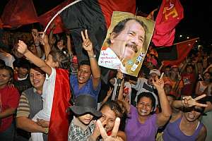 Seguidores de Ortega festejan el triunfo en Managua. (Foto: AFP)