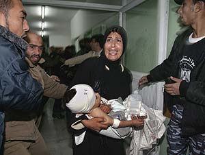 Una mujer palestina de Beit Hanun, con su nio herido. (Foto: REUTERS)