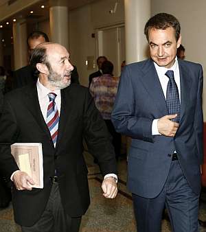 Zapatero, junto a Rubalcaba, en los pasillos del Senado. (Foto: EFE)