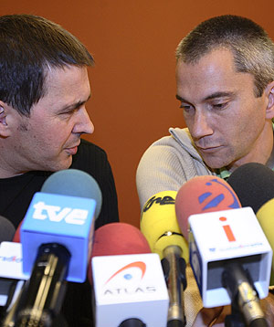 Arnaldo Otegi y Joseba Permach durante su comparecencia en San Sebastin. (Foto: Justy)