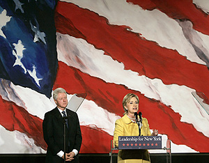 Hillary Clinton delante de su marido en una intervención tras ganar las elecciones. (Foto: AFP)