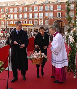 Gallardn, junto a su esposa, durante el voto a la virgen de la Almudena. (Foto: EFE)