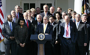 Declaracin de Bush, respaldado por todo su Gabinete. (Foto: AFP)