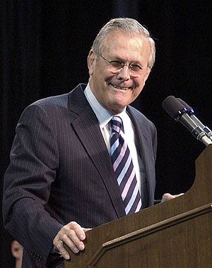 Rumsfeld, durante su discurso en la Universidad de Kansas. (Foto: REUTERS)