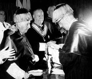 Franco recibe el ttulo en 1965. (Foto: EFE)