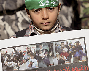 Un nio en una manifestacin de protesta por el ataque a Beit Hanun. (Foto: REUTERS)
