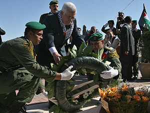 El presidente palestino deposita una corona de flores en la tumba de Arafat. (Foto: AP)