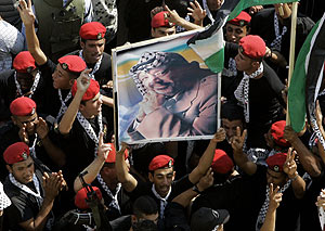 Varios seguidores de Al Fatah sostienen un retrato de Arafat durante el homenaje. (Foto: AP)