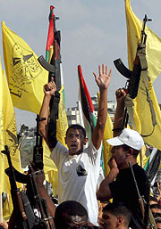 Banderas palestinas y de Al Fatah, en la marcha. (Foto: EFE)